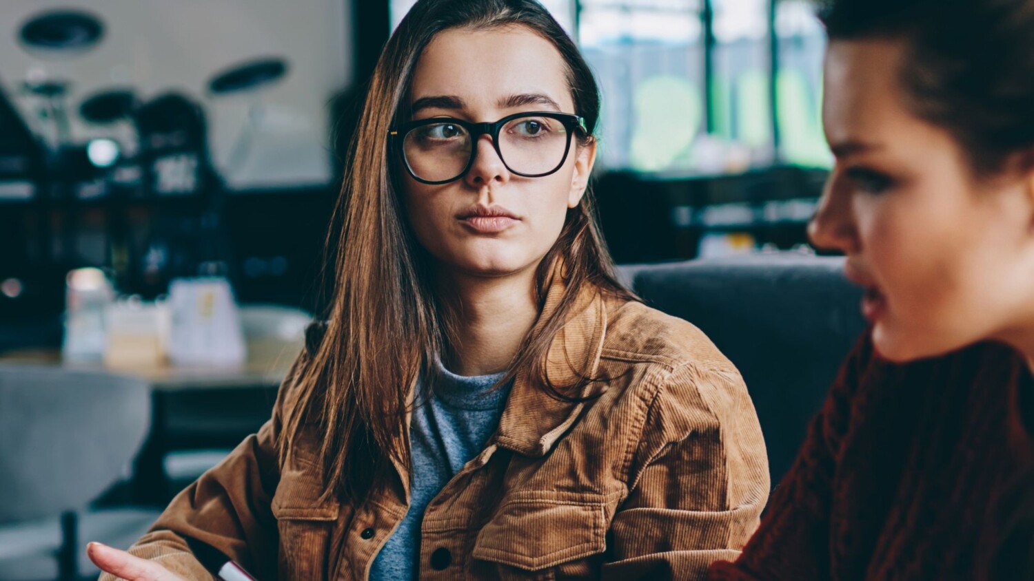 Face à un collègue qui vous lance une remarque piquante, voici la façon la plus intelligente de lui répondre sans perdre votre calme
